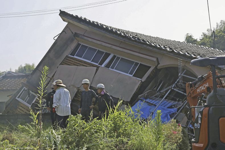 Una casa derrumbada en la ciudad de Oosaki, prefectura de Kagoshima, sur de Japón, el viernes 9 de agosto de 2024, tras el fuerte terremoto del jueves. (Kyodo News via AP)
