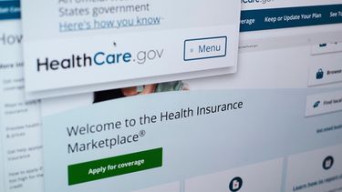 ARCHIVO – Páginas de healthcare.gov, el sitio web de la Ley de Cuidado de Salud a Bajo Precio, en la pantalla de una computadora en Nueva York, el 19 de agosto de 2025. (AP Foto/Patrick Sison, Archivo)