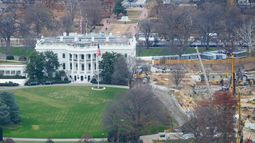 Continúan los trabajos de construcción del salón de baile en la Casa Blanca, donde alguna vez estuvo el Ala Este, el martes 9 de diciembre de 2025, en Washington. (AP Foto/Pablo Martinez Monsivais)