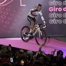 Remco Evenepoel durante la presentación de su equipo en la Piazza Salotto antes del Giro de Italia el jueves 4 de mayo del 2023. (Fabio Ferrari/LaPresse via AP)