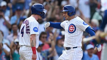 Alex Bregman (derecha), de los Cachorros de Chicago, festeja con su compañero Pete Crow-Armstrong (4) luego de conseguir un jonrón de dos carreras ante los Azulejos de Toronto, el jueves 6 de agosto de 2026 (AP Foto/Paul Beaty)