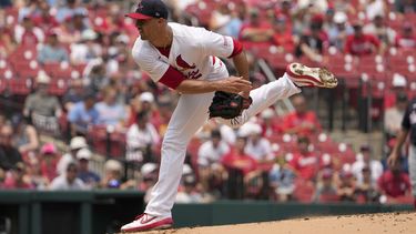 El abridor de los Cardenales de San Luis Jack Flaherty lanza en la primera entrada del juego ante los Nacionales de Washington el domingo 16 de julio del 2023. (AP Foto/Jeff Roberson)