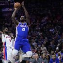 Embiid regresa encendido, 76ers aplastan a los Pistons