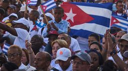 Personas asisten a la celebración del 65 aniversario de la proclamación de la Revolución Cubana, el jueves 16 de abril de 2026, en La Habana. (AP Foto/Ramón Espinosa)