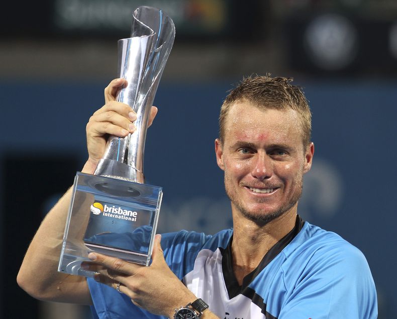 El australiano Lleyton Hewitt posa con su trofeo tras conquistar el torneo de Brisbane, en Australia, al imponerse en la final 6-1, 4-6 y 6-3 al suizo Roger Federer, el domingo 5 de junio de 2014. (AP Foto/Tertius Pickard)