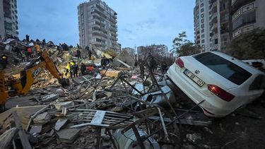 el numero de muertos en el terremoto que asolo turquia y siria supera los 2.300