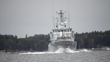 americateve | El barreminas sueco Kullen navega por la bah&iacute;a Nando, Suecia, el 21 dse octubre del 2014. El 22, ek vocero militar sueco Erik Lagerstedt dijo que algunas de las unidades navales, incluso la corbeta Visby, regresaron a una base naval el mi&eacute;rc