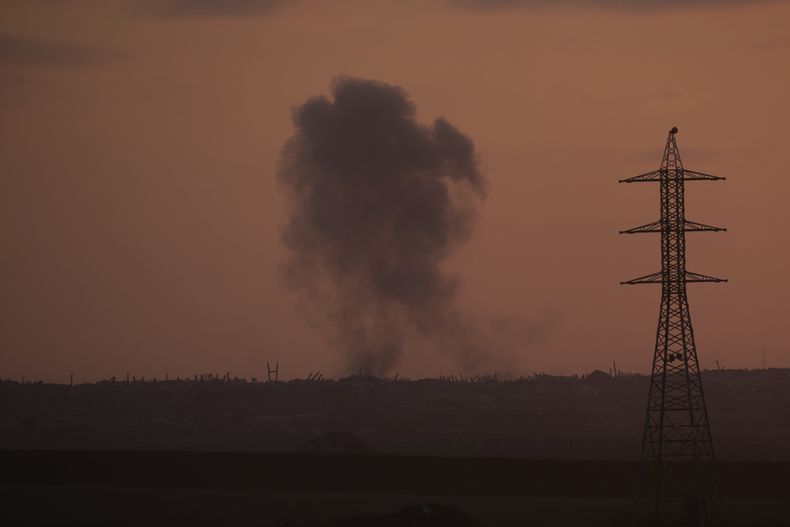 Una columna de humo provocada por un bombardeo israelí en la Franja de Gaza, vista desde el sur de Israel, el 2 de julio de 2025. (AP Foto/Ohad Zwigenberg)