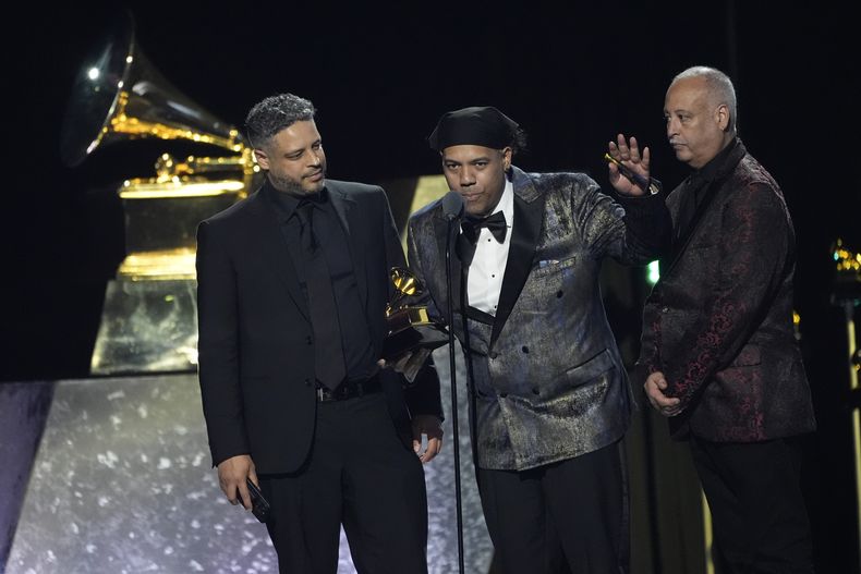 Zaccai Curtis, de izquierda a derecha, Reinaldo de Jesús y Willie Martínez reciben el premio al mejor álbum de latin jazz por Cubop Lives! durante la 67ª entrega anual de los premios Grammy el domingo 2 de febrero de 2025 en Los Ángeles. (Foto AP/Chris Pizzello)