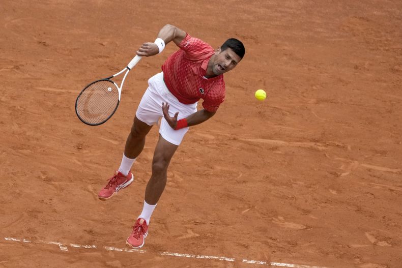 Novak Djokovic saca ante Cameron Norrie en el Abierto de Italia, el martes 16 de mayo de 2023, en Roma. (AP Foto/Andrew Medichini)