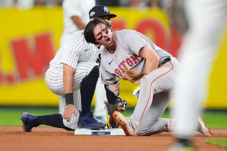 Nick Sogard de los Medias Rojas de Boston luego de conectar un doble ante los Yankees de Nueva York, en el primer juego de la serie de comodines de la Liga Americana, el martes 30 de septiembre de 2025, en Nueva York. (AP Foto/Yuki Iwamura)