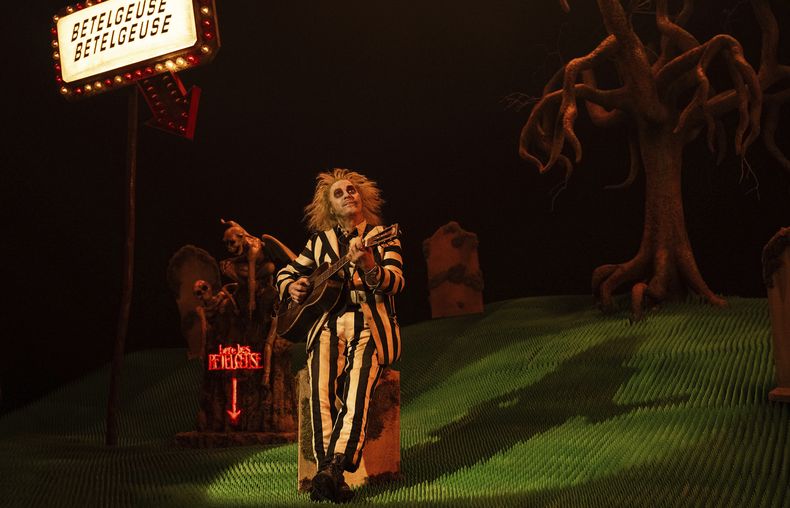 Esta imagen proporcionada por Warner Bros. Pictures muestra a Michael Keaton en una escena de Beetlejuice Beetlejuice. (Parisa Taghizadeh/Warner Bros. Pictures via AP)
