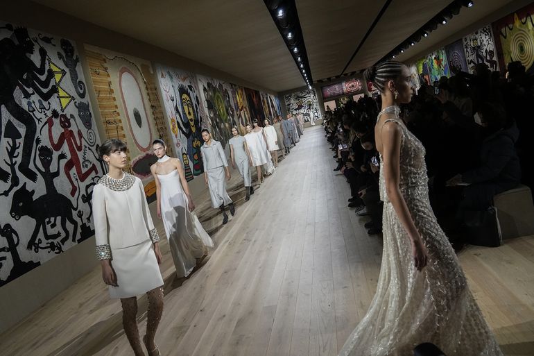 Dior celebra la artesanía de la moda en París