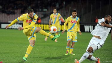 americateve | El argentino Gonzalo Higua&iacute;n, del Napoli, patea el bal&oacute;n durante el partido de vuelta por los dieciseisavos de final de la Liga Europa contra el Swansea, en el estadio San Paolo de N&aacute;poles, Italia, el jueves 27 de febrero de  2014. El