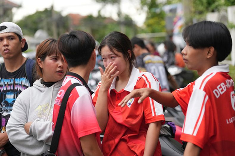 Una estudiante llora en el exterior de su escuela, donde se reportaron fallecidos y heridos luego de un tiroteo, en la provincia de Nonthaburi, Tailandia, el 7 de agosto de 2026. (AP Foto/Sakchai Lalit)