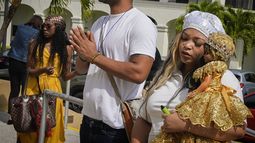 La santera Yenise Hoyos sostiene una estatuilla de Oshún, deidad de la santería afrocubana. afuera del santuario de Nuestra Señora de la Caridad, conocida como La Ermita, en Miami, el miércoles 14 de febrero de 2024 (AP Foto/Marta Lavandier)