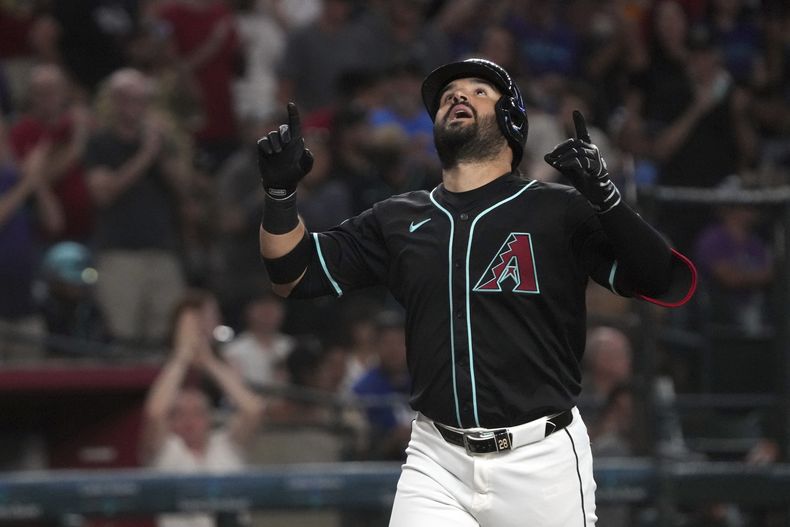El venezolano Eugenio Suárez, de los Diamondbacks de Arizona, festeja tras conectar un jonrón de tres carreras ante los Padres de San Diego, el sábado 14 de junio de 2025 (AP Foto/Rick Scuteri)
