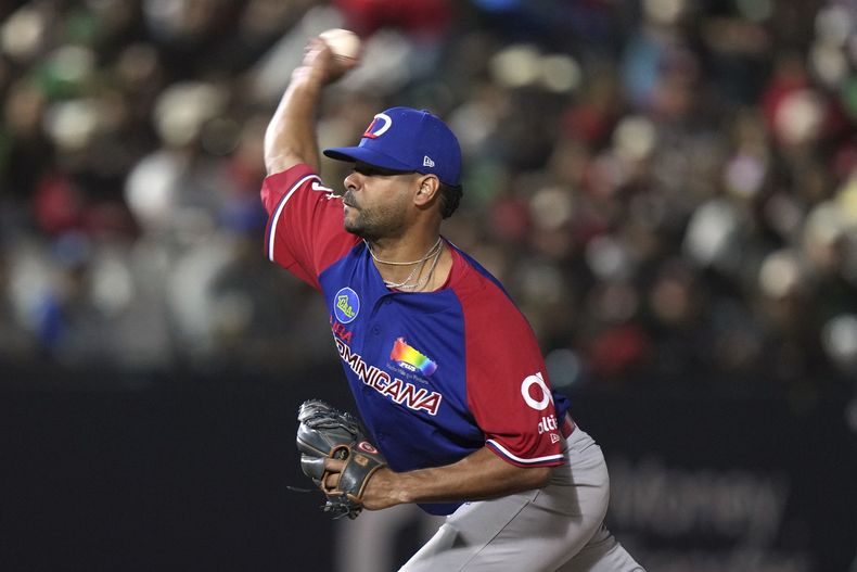 Esmil Rogers, abridor de República Dominicana, lanza frente a México en la final de la Serie del Caribe, el viernes 7 de febrero de 2025 en Mexicali (AP Foto/Fernando Llano)