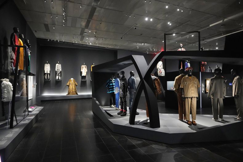 Diseños en la exposición del Instituto de Vestido del Museo Metropolitano de Arte, Superfine: Tailoring Black Style, el sábado 3 de mayo de 2025, en Nueva York. (Foto Charles Sykes/Invision/AP)