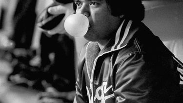 ARCHIVO - Foto del 18 de octubre de 1981, el pitcher de los Dodgers de Los Ángeles Fernando Valenzeual enel dugout mientras esperan a que se reanude el juego ante los Expos de Montreal. (AP Foto/Rusty Kennedy, Archivo)
