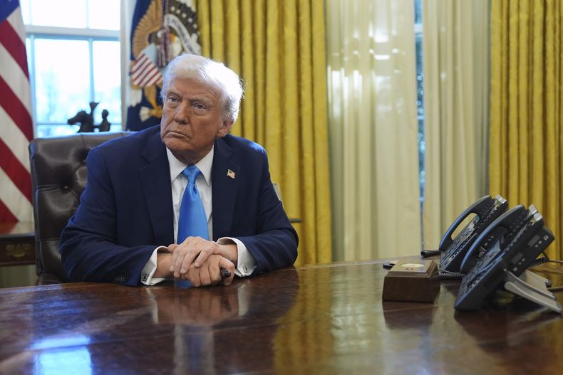 El presidente Donald Trump escucha preguntas de la prensa en el Despacho Oval de la Casa Blanca, el 4 de febrero de 2025, en Washington. (AP Foto/Evan Vucci)