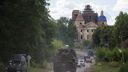 Vehículos militares circulan cerca de la frontera entre Ucrania y Rusia en la región de Sumy, Ucrania, el martes 13 de agosto de 2024. (AP Foto/Evgeniy Maloletka)