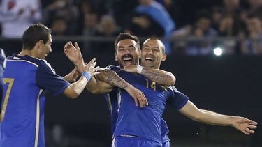americateve | Los jugadores argentinos Angel Di Mar&iacute;a, izquierda, y Ezequiel Lavezzi,al centro, celebran el gol de Javier Mascheranos goal, derecha, contra Trinidad-Tobago ennun partido de preparaci&oacute;n para la Copa del Mundo, el mi&eacute;rcoles, 4 de jun