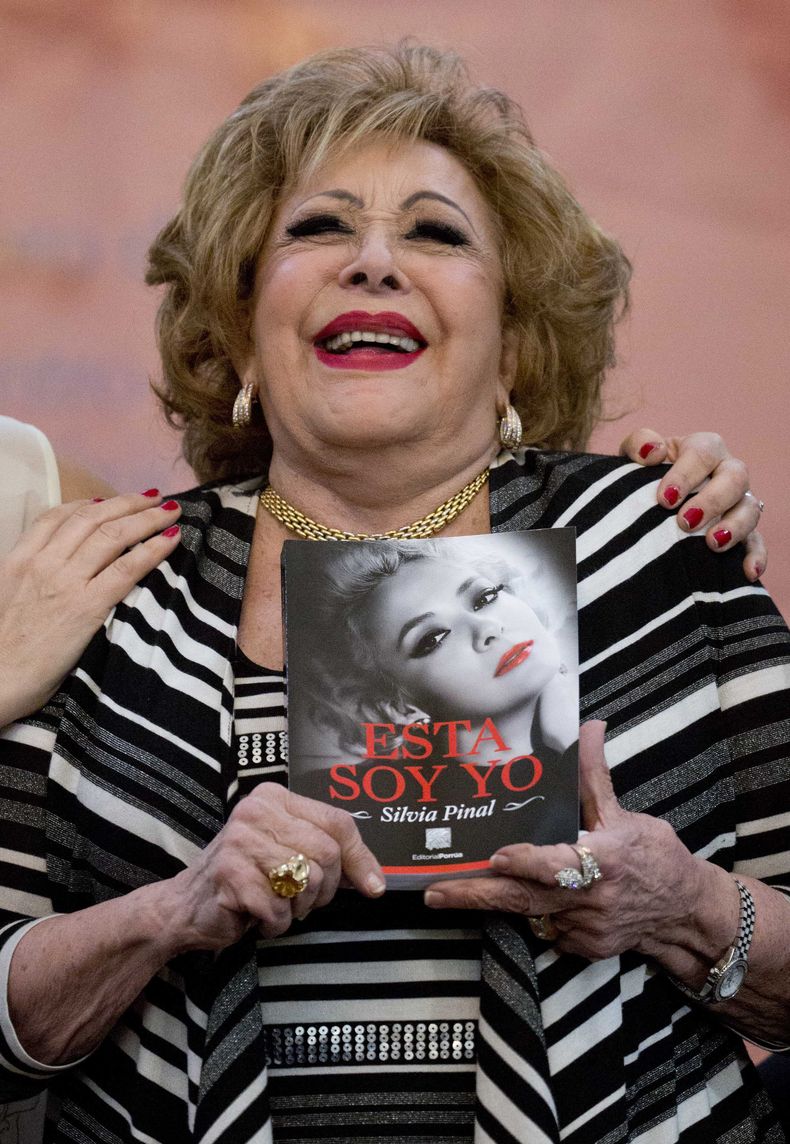 ARCHIVO - La actriz mexicana Silvia Pinal sonríe durante la presentación de su libro Esta Soy Yo, en la Feria Internacional del Libro en el Palacio de Minería de Ciudad de México, el viernes 19 de febrero de 2016. Pinal falleció el 28 de noviembre de 2024. Tenía 93 años. (Foto AP/Eduardo Verdugo, archivo)