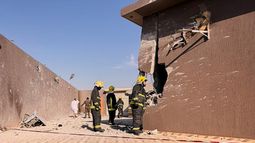 En la imagen, proporcionada por la Agencia de Prensa Saudí, varios bomberos inspeccionan los daños a un edificio causados por la caída de los restos de un dron que, según las autoridades saudíes, fue lanzado por los hutíes de Yemen e interceptado sobre la provincia de Taif, en el oeste de Arabia Saudí, el jueves 17 de septiembre de 2026. (Agencia de Prensa Saudí vía AP)