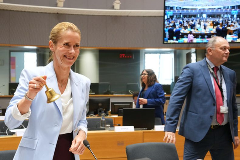 La jefa de política exterior de la UE, Kaja Kallas, hace sonar una campana para simbolizar el inicio de una reunión de ministros de Exteriores en Bruselas, el lunes 13 de julio de 2026. (AP Foto/Marius Burgelman)