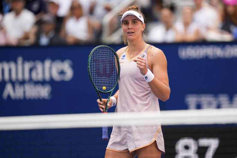 Beatriz Haddad Maia reacciona durante el partido contra Caroline Wozniacki durante los octavos de final del Abierto de Estados Unidos, el lunes 2 de septiembre de 2024, en Nueva York. (AP Foto/Eduardo Muñoz Álvarez)