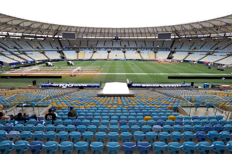 Vista general del interior del Estadio Maracaná en la que se observa a trabajadores preparando el campo de cara al partido de la NFL entre los Cowboys de Dallas y los Ravens de Baltimore en Río de Janeiro, Brasil, el jueves 24 de septiembre de 2026. (AP Foto/Gregory Payan)