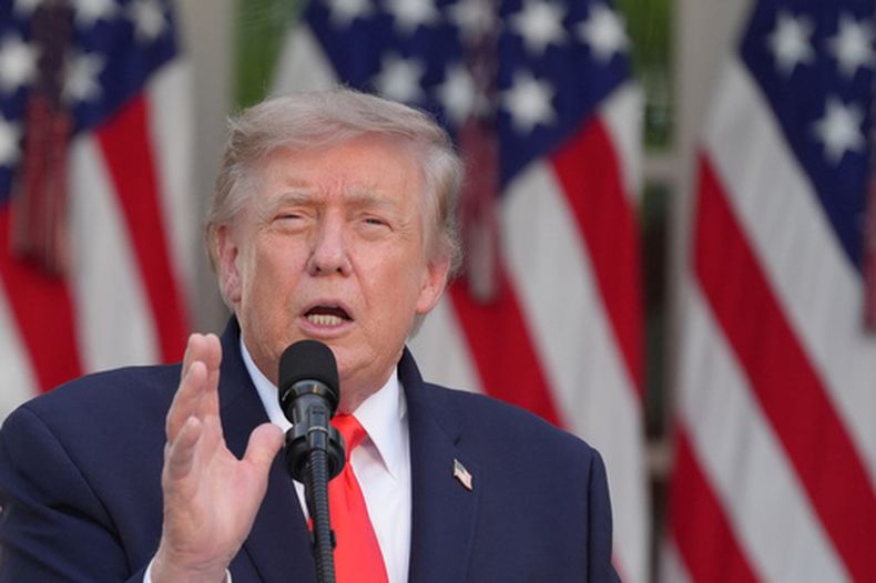 El presidente Donald Trump da un discurso en una cena del Rose Garden Club con agricultores, en el Jardín de las Rosas de la Casa Blanca, el jueves 25 de junio de 2026, en Washington. (Foto AP/Jacquelyn Martin)