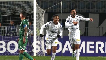 Camacho (derecha), del Santos de Brasil, festeja luego de anotar ante el Audax Italiano de Chile durante un partido de la Copa Sudamericana, disputado el miércoles 24 de mayo de 2023, en Rangacua (AP Foto/Luis Hidalgo)