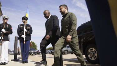 El secretario de Defensa de Estados Unidos, Lloyd Austin, camina junto al presidente ucraniano Volodymyr Zelenskyy durante una ceremonia de bienvenida en el Pentágono, el 21 de septiembre de 2023, en Washington. (AP Foto/Andrew Harnik, archivo)