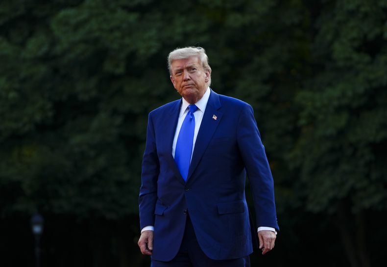 El presidente estadounidense Donald Trump llega a una cena formal en el marco de la Cumbre de la OTAN, en La Haya, Holanda, el martes 24 de junio de 2025. (Sean Kilpatrick/The Canadian Press via AP)