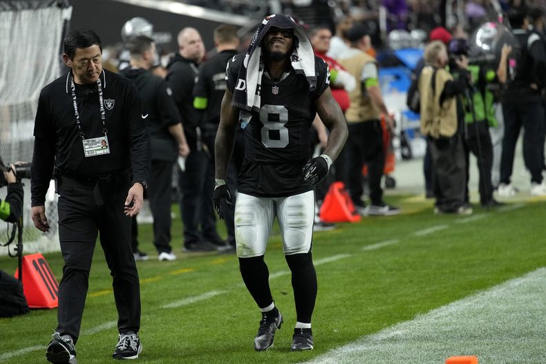 Josh Jacobs (8), running back de los Raiders de Las Vegas,sale del campo de juego con una lesión en contra de los Vikings de Minnesota durante la segunda mitad del partido de la NFL, el domingo 10 de diciembre de 2023, en Las Vegas. (AP Foto/John Locher)