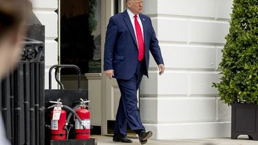 Asesor de Trump dimite antes de audiencia de juicio político