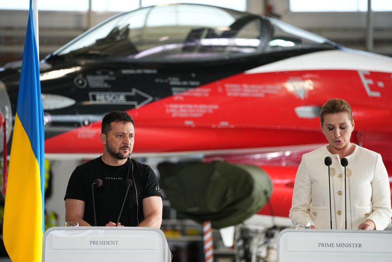 El presidente ucraniano Volodymyr Zelenskyy, izquierda, y la primera ministra danesa Mette Frederiksen realizan una conferencia de prensa conjunta en la Base Aérea Skrydstrup en Vojens, Dinamarca, el domingo 20 de agosto de 2023. (Mads Claus Rasmussen/Ritzau Scanpix vía AP)