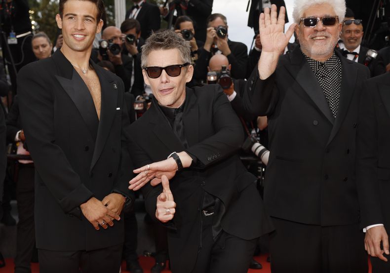 Jason Fernández, de izquierda a derecha, Ethan Hawke y el director Pedro Almodóvar posan a su llegada al estreno de la película Monster en la 76a edición del festival internacional de cine de Cannes, en el sur de Francia, el miércoles 17 de mayo de 2023. (Foto Joel C Ryan/Invision/AP)