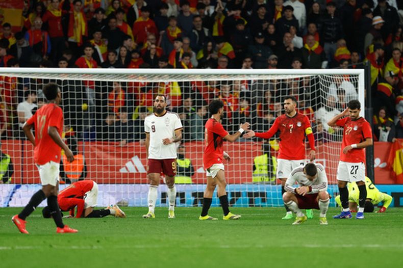 Los jugadores de las selecciones de España y Egipto al final de un partido amistoso, el martes 31 de marzo de 2026, en Barcelona (AP Foto/Joan Monfort)