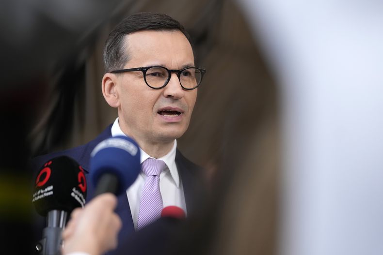 El primer ministro de Polonia, Mateusz Morawiecki, habla con los medios a su llegada a una cumbre de la UE en el edificio del Consejo Europeo en Bruselas, el viernes 30 de junio de 2023. Los líderes de la UE concluían el viernes una cumbre de dos días en la que hablarían de Ucrania, migración y China. (AP Foto/Virginia Mayo)