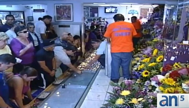 Fieles de San Lázaro abarrotaron desde las primeras horas de la mañana el templo del Rincón de Hialeah, que aunque no es reconocido por el Vaticano todos los 17 de diciembre acoge a miles de devotos.