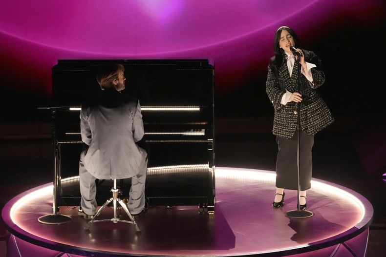 Finneas (izquierda) y Billie Eilish cantan What Was I Made For? de la película Barbie durante la entrega de los Oscar el domingo 10 de marzo de 2024, en el Teatro Dolby de Los Ángeles. (AP Foto/Chris Pizzello)