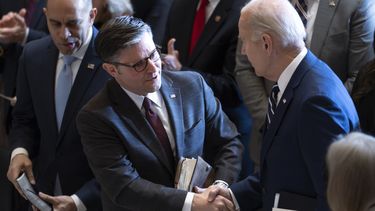 El presidente Joe Biden saluda al titular de la Cámara de Representantes, el republicano Mike Johnson, en el Congreso en Washington, el 1 de febrero de 2024. (Foto AP/J. Scott Applewhite)