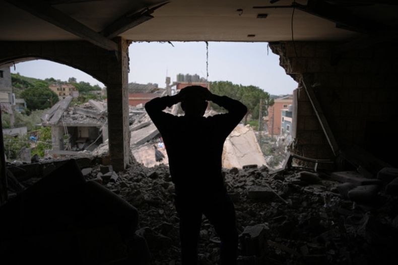 Assem Abdallah reacciona al entrar en el apartamento de un amigo, destruido por un ataque aéreo israelí, en Kfar Roumman, en el sur de Líbano, el 17 de abril de 2026, tras un alto el fuego entre Israel y Hezbollah. (AP Foto/Hassan Ammar)
