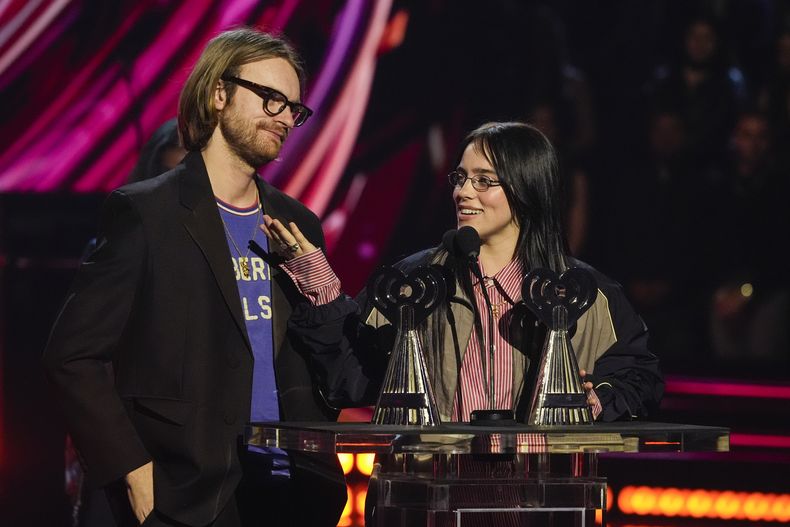 Finneas, a la izquierda, y Billie Eilish aceptan el premio al álbum del año por Hit Me Hard and Soft durante los iHeartRadio Music Awards, el lunes 17 de marzo de 2025, en el Teatro Dolby de Los Ángeles. (Foto AP/Chris Pizzello)