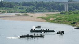 Soldados del ejército de Estados Unidos realizan ejercicios de entrenamiento, el martes 18 de agosto de 2026, en un río en Yeoncheon, Corea del Sur. (AP Foto/Ahn Young-joon)