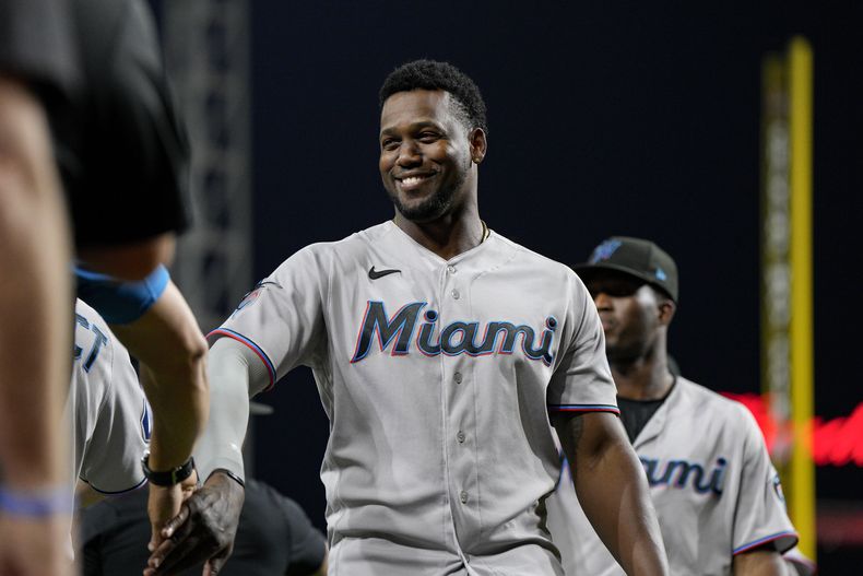 El cubano Jorge Soler, de los Marlins de Miami, festeja luego de la victoria sobre los Rojos de Cincinnati, el martes 8 de agosto de 2023 (AP Foto/Jeff Dean)