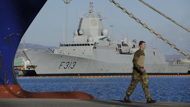 americateve | La fragata noruega Helge Ingstad aparece en el puerto de Limasol, Chipre, el s&aacute;bado 14 de diciembre del 2013. Un experto dinamarqu&eacute;s en armas qu&iacute;micas afirm&oacute; ese d&iacute;a que buques daneses y noruegos pueden transportar en co